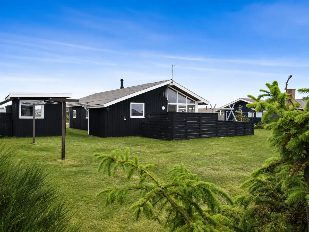 Visualisering af huset malet sort med hvide vinduer