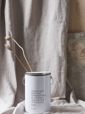 "Decorative and practical bucket with a statement text""Het ontwerp is eenvoudig en heeft een handvat""Made of steel""Clean with a dry cloth""Spand