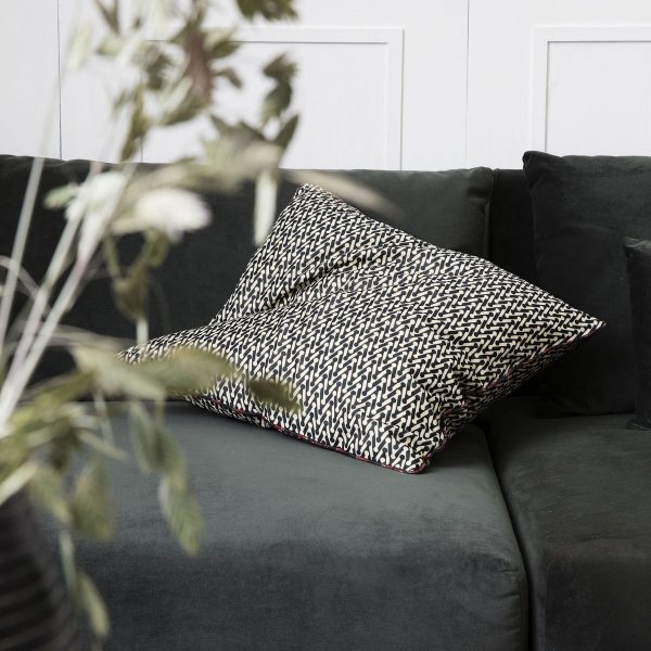 "Beautiful light grey pillowcase with a lovely pattern""Combineer de kussensloop met andere materialen
