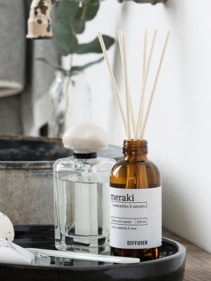 Has a nice scent that makes you think of sandcastles and sunsetsElke diffuser bevat 7 stokjesSize: 120 ml.Place in your bathroom for a spa-like atmosphereDuftfrisker m. 7 pinde