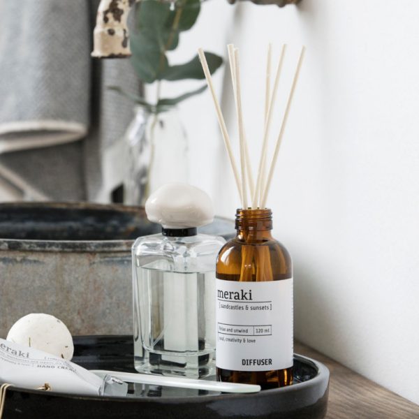 Has a nice scent that makes you think of sandcastles and sunsetsElke diffuser bevat 7 stokjesSize: 120 ml.Place in your bathroom for a spa-like atmosphereDuftfrisker m. 7 pinde