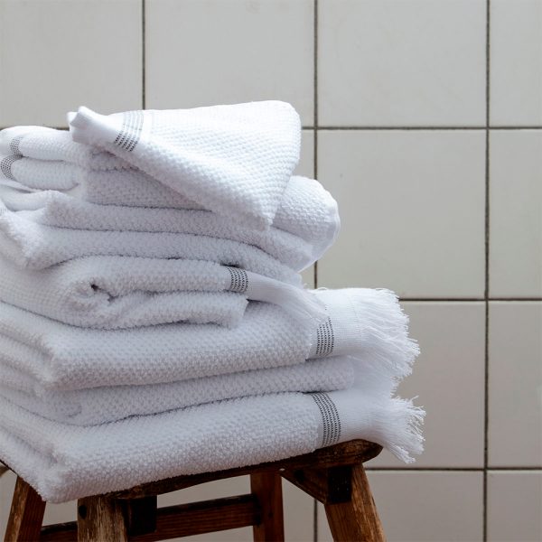 Towels made of soft organic cottonBeautiful tiny grey stripesCombine the towels with other colours for a personal touchNote: we recommend soaking the towel in cold water 24 hours before you start using itHåndklæde